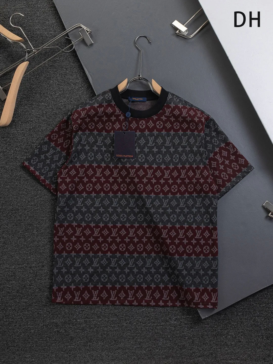 🅿️200 Louis Vuitton 1V LV lv slightly wide version S-XL LV 26ss new products are available at counters simultaneously. Multiple craftsmanship. Contrast color jacquard large stripes all over the body 🪡 embroidery. Round neck short-sleeved T-shirt, same style for men and women! Consigned to one-to-one creation. Synchronized with the official website, pure cotton fabrics at the counter! It is close to the skin and comfortable, durable and easy to wear. It has a classic and simple logo design and meticulous original craftsmanship. Short-sleeves, a must-have item for men, do not appear to be the same for the general public, but must be unique and eye-catching. This LV short-sleeve is all about quality, comfort, the same shape and fashion as always, including fabrics and cutting techniques. All of them have been made with great effort! 320 grams of washed pure cotton fabric, pure cotton is breathable, very refreshing and comfortable for daily wear. The rib knitting on the neckline is smooth and tight, and the neckline will not be skewed if you toss it at will. The loose version, you will find that it looks really good on the upper body. The overall is minimalist and neat, super versatile for daily use! Pair it casually with a pair of pants for a youthful look. A T-shirt will make your outfit crazy. It is a fashionable item that can never go wrong! Color: Green Burgundy Size: S-XL Size chart: S: Shoulder width 50-Bust 56-Length 70 M: Shoulder width 52-Bust 57-Length 72 L: Shoulder width 54-Bust 59-Length 74 XL: Shoulder width 56-Bust 62-Length 76